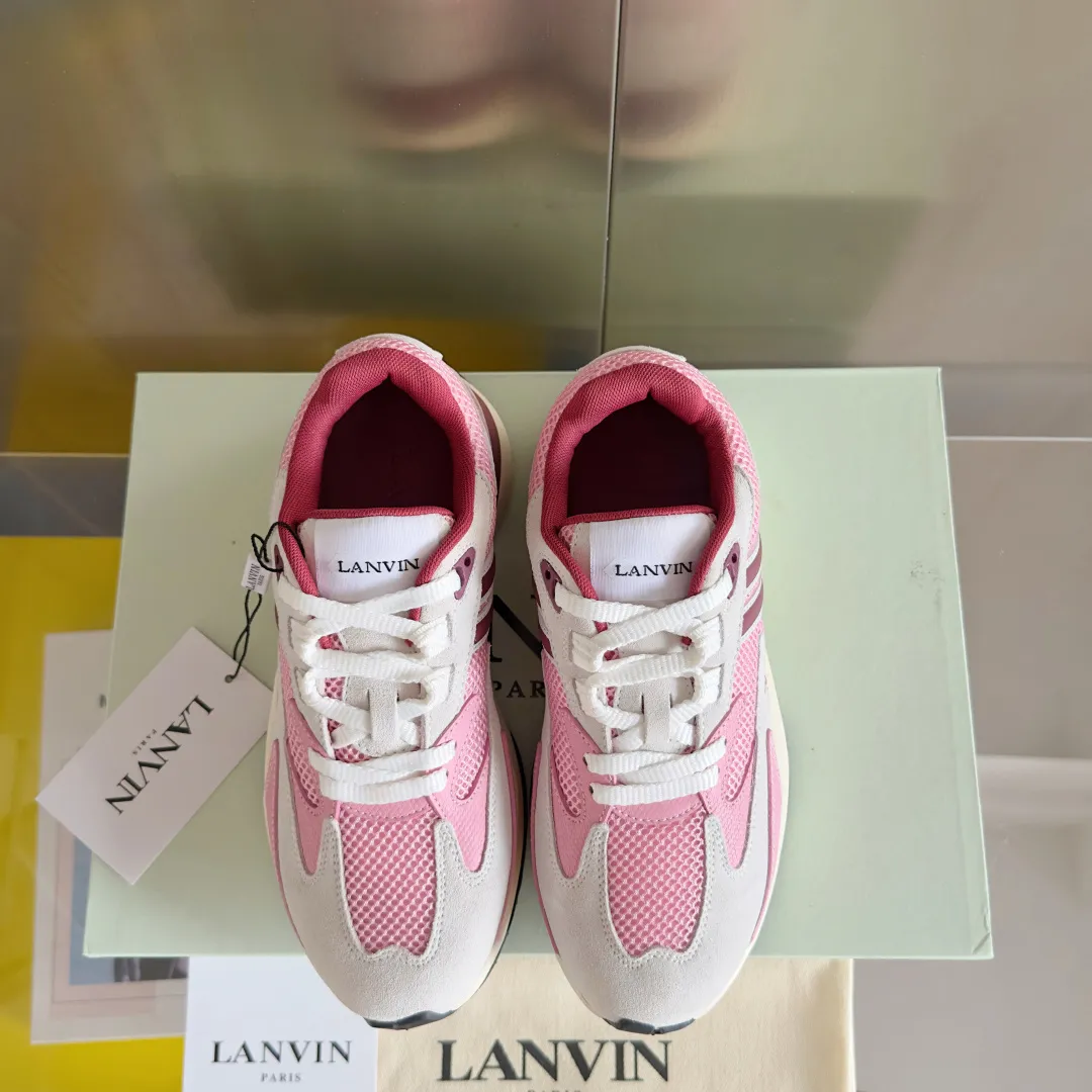 Top version: Couple model 540💰 Lanvin Lanvin's latest Jla series Couple model Mesh Thick sole Casual sports shoes Running shoes Original purchase, development and production This men's and women's sports shoes are light and comfortable, and the mesh design makes the uppers lighter. They are not afraid of stuffy feet, and the shoes look fashionable when paired with skirts and trousers. The upper is decorated with LANVIN's classic •J logo. The curved lines pay tribute to the circular element of the LANVIN logo, showing the brand's ingenuity. This shoe combines sports, fashion and craftsmanship. The delivery counter is exquisite ✈️Packaging🛍📦 ▪️ Fabric: Original customized mesh + cowhide ▪️ Lining: Original imported breathable mesh ▪️ Sole: Exclusive molded foam + TPU material ▪️ Bottom thickness: 4CM ▪️ Size: Women's 35-41
